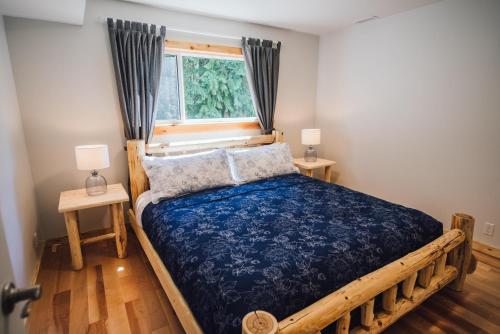 Una cama o camas en una habitación de Grizzly Paw B&B