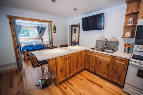 A kitchen or kitchenette at Grizzly Paw B&B