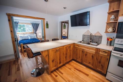 Kuchyň nebo kuchyňský kout v ubytování Grizzly Paw B&B