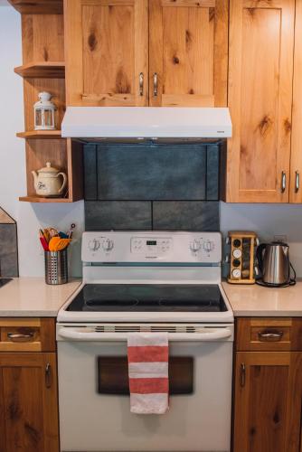 Una cocina o cocineta en Grizzly Paw B&B
