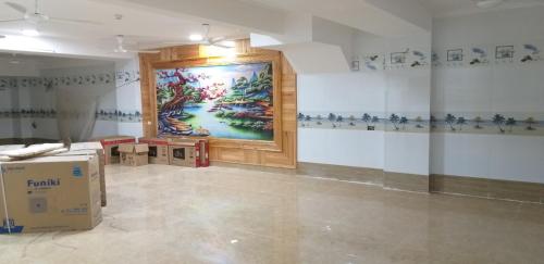 una habitación con una gran pintura en la pared en Công Anh Hotel en Sầm Sơn