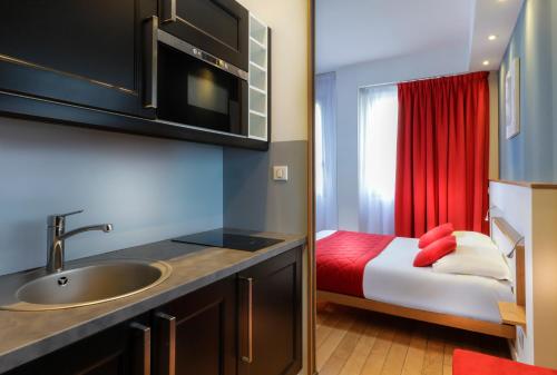 Ένα ή περισσότερα κρεβάτια σε δωμάτιο στο Hôtel Ambre