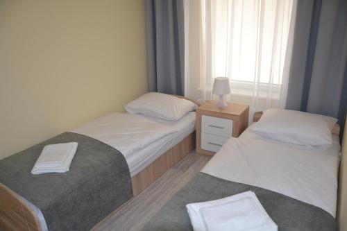 Posteľ alebo postele v izbe v ubytovaní Apartament Srebrny z garażem