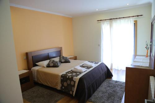 1 dormitorio con cama y ventana grande en BellaVista Alojamento en Arouca