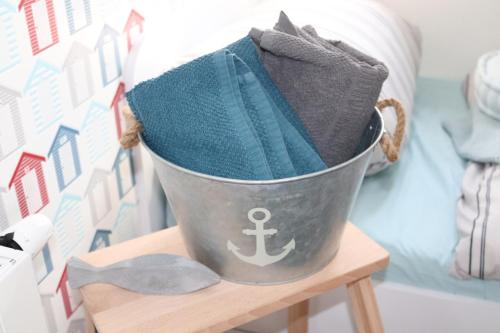 a bucket of towels sitting on a table at Havenkoje in Cuxhaven
