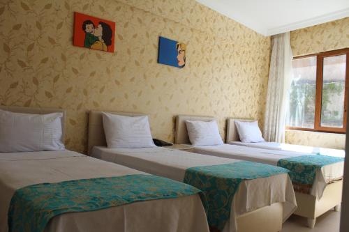 Zimmer mit 2 Betten und einem Fenster in der Unterkunft Omega Inn in Istanbul