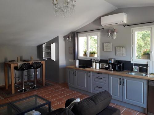 - une cuisine avec un canapé et un comptoir dans l'établissement Le petit Bouchou, à Six-Fours-les-Plages