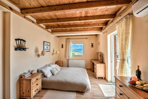 una camera da letto con un letto e una finestra di Villa Thea a Vrouchas
