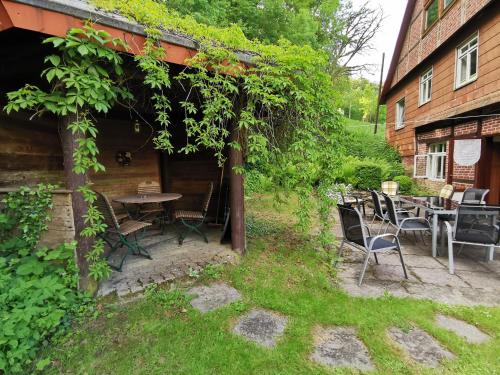 a patio with a table and chairs and a building at Ferienhof Ehlers in Hülsede