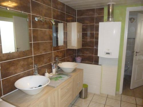 łazienka z 2 umywalkami i lustrem w obiekcie maison du haut pont w mieście Saint-Omer