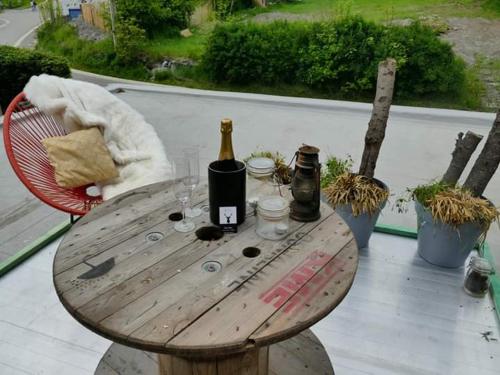 una mesa de madera con una botella de vino y copas en Oh deer!, en Vaux-sur-Sûre