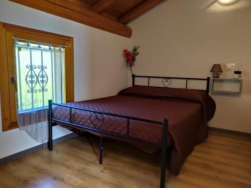 een slaapkamer met een bed in een kamer met een raam bij Casa Amélie Bellagio in Bellagio
