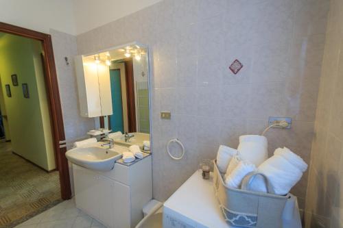 bagno con lavandino, servizi igienici e specchio di Appartamento con vista mare eccezionale a Varazze