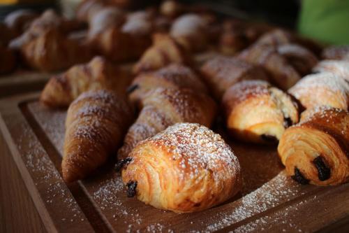 un montón de pasteles sentados en una bandeja en Solehotel Winterberg, en Bad Harzburg