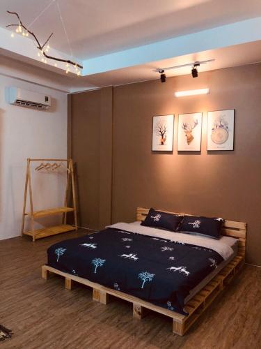 Un dormitorio con una cama grande en una habitación. en STAY hostel - 300m from the ferry, en Rạch Giá