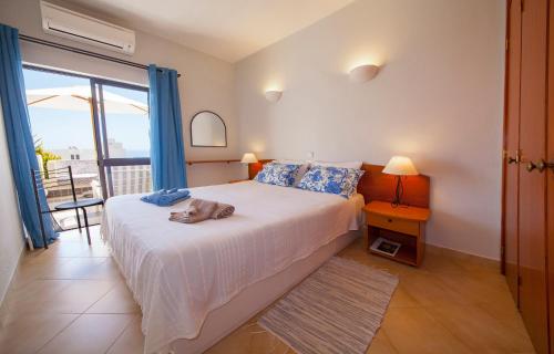 Postel nebo postele na pokoji v ubytování Magnolia Sea View Apartment