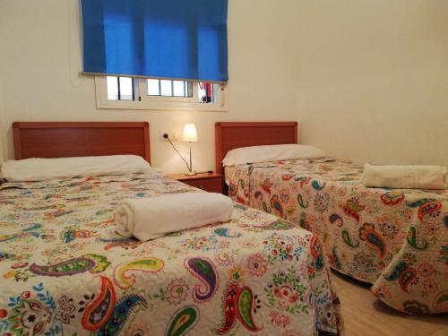 El BorseralにあるCosta Caribe III Residencialのベッドルーム1室(毛布、窓付)