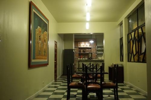 Hotel Santa Maria في ليما: غرفة طعام مع كراسي وطاولة في الغرفة