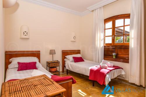 sypialnia z dwoma łóżkami i oknem w obiekcie Villa Valentina - LH156 By Villas Now Ltd w mieście Playa Blanca