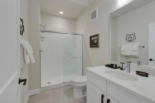 A bathroom at New Luxury Loft #17 With Huge Hot Tub & Great Views - 500 Dollars Of FREE Activities & Equipment Rentals Daily