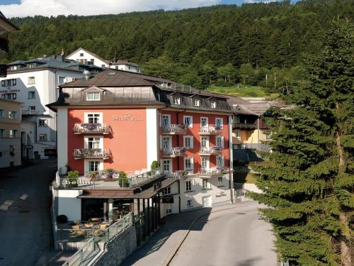 Nespecifikovaný výhled na hory nebo výhled na hory při pohledu z hotelu