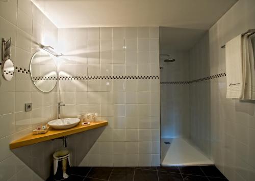 y baño con lavabo y ducha. en Hotel Albanuracín en Albarracín