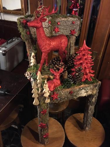 a christmas ornament of two deer on a table at Das Loreley Weinstuebchen in Sankt Goarshausen