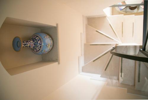 a room with a blue pot on the wall at La Dolce Vista - B&B di Charme in Manfredonia