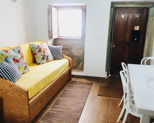 Domus Avocat في فالينسا: غرفة معيشة مع أريكة وطاولة