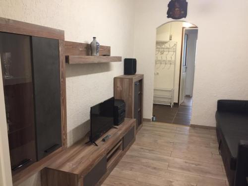 un soggiorno con TV a schermo piatto e un centro di intrattenimento di Apartman Licia a Fiume (Rijeka)
