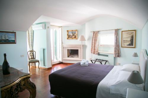 una camera con un grande letto e un camino di La Dolce Vista - B&B di Charme a Manfredonia