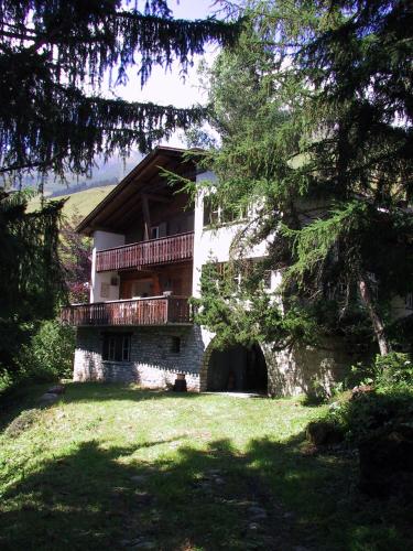 a house with a balcony on the side of it at Arche de Noé B&B in Verbier