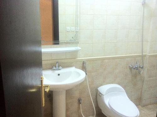 Et badeværelse på Makarim Najd Apartments 3