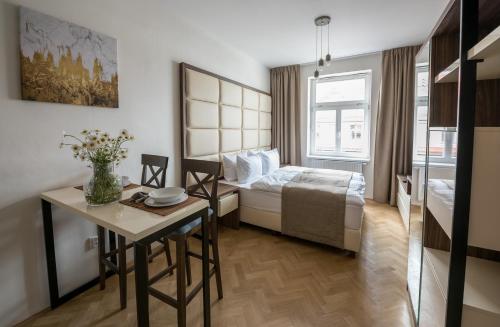 Postel nebo postele na pokoji v ubytování Letna Garden Suites