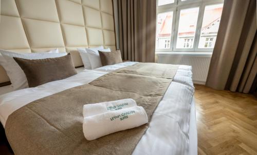 Postel nebo postele na pokoji v ubytování Letna Garden Suites