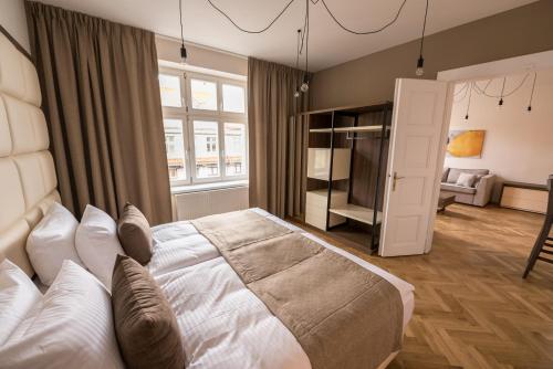 Postel nebo postele na pokoji v ubytování Letna Garden Suites