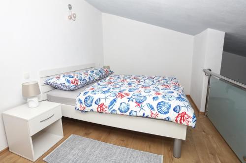 Ένα ή περισσότερα κρεβάτια σε δωμάτιο στο Apartman Kristian