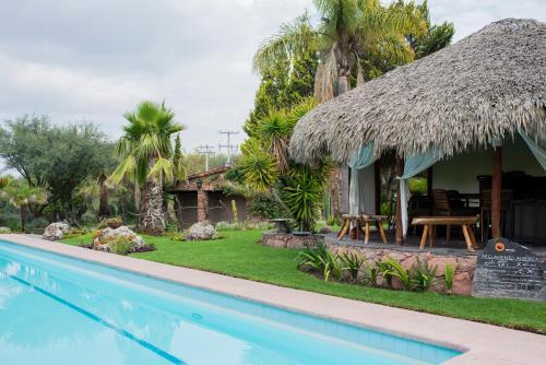 Πισίνα στο ή κοντά στο Nirvana Restaurant & Retreat