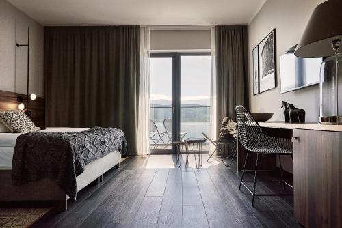 Postel nebo postele na pokoji v ubytování Lake Hill Karkonosze Resort & Spa