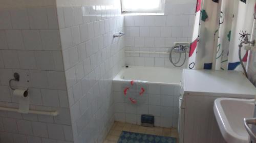 a bathroom with a bath tub and a sink at Apartman Izvor in Vrnjačka Banja