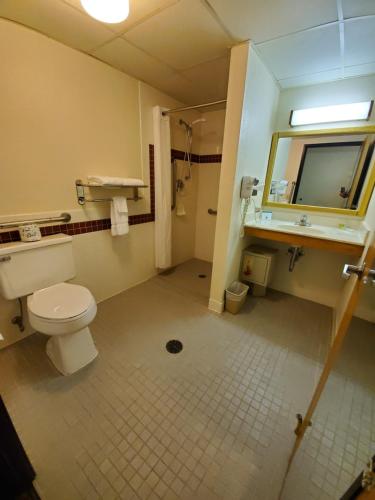 Un baño de Boarders Inn and Suites by Cobblestone Hotels - Ripon