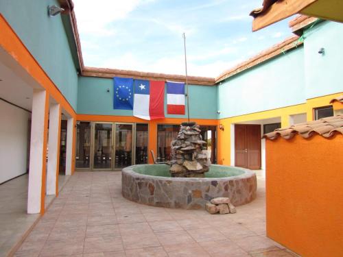 a building with a fountain in the middle of a courtyard at Willy's Country Club Cauquenes in De Cauquenes