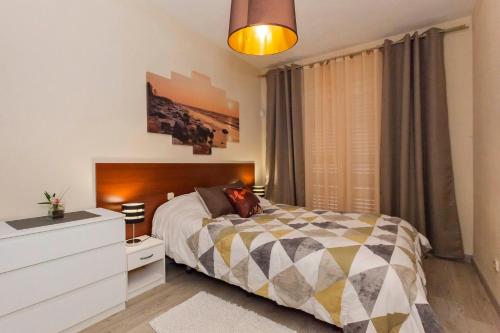 een slaapkamer met een bed, een dressoir en een raam bij Cozy apartment Orlando in Adeje