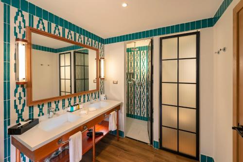 Baño con 2 lavabos y espejo en Ocean el Faro Resort - All Inclusive en Punta Cana
