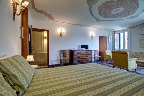 Кровать или кровати в номере GRITTI Grand Canal