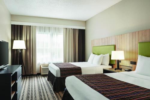 מיטה או מיטות בחדר ב-Country Inn & Suites by Radisson, Nashville Airport East, TN