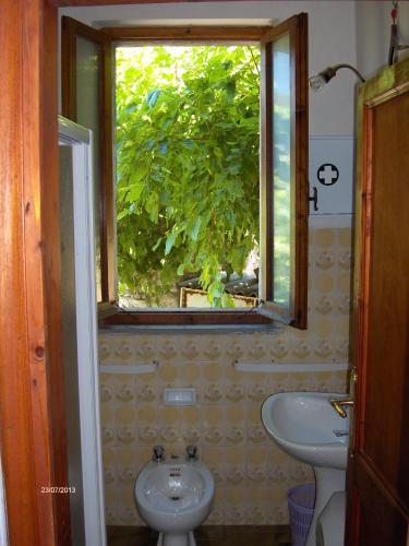 a bathroom with a sink and a window at Agriturismo Il Palazzetto in Campello sul Clitunno