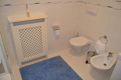 a small bathroom with a toilet and a sink at Apartment Lukas Huber in Brunico