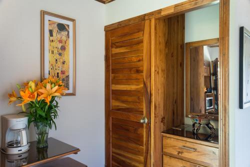 a room with a wooden door and a vase of flowers at La Terraza Guest House B&B in Grecia