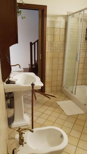 a bathroom with two sinks and a shower at Alloggio Ca' dei Frati in Carceri